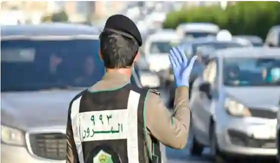 900 ريال مخالفة الوقوف بهذه الطريقة أمام المنزل 