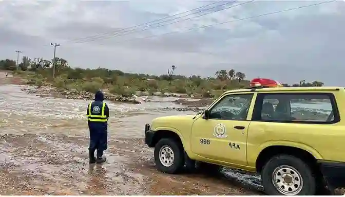 الدفاع المدني يبدأ عمليات واسعة استعدادًا لحالة مطرية غزيرة على هذه المناطق