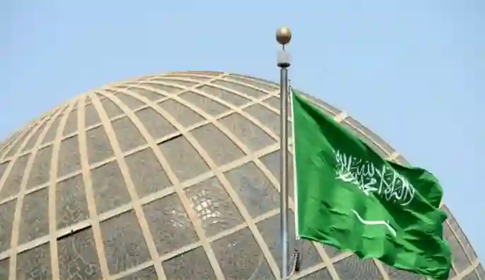 السعودية تطبق غرامات وعقوبات مشددة عند تشغيل الاغاني في المحلات والسيارات في اوقات الصلاة 