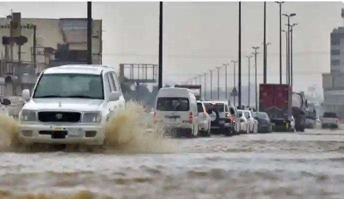 الوطني للأرصاد يحذر من سيول جارفة على 7 مناطق سعودية