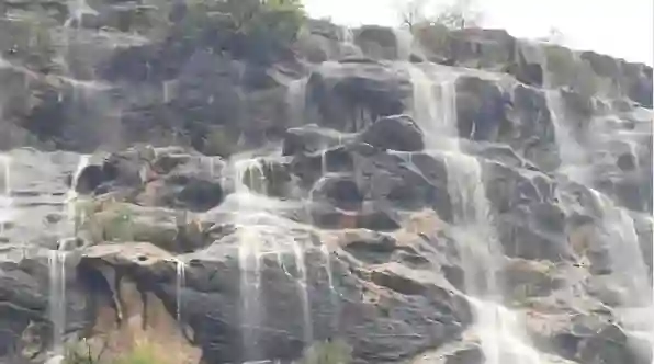 هذا المكان في عسير اجتذب السياح من جميع مناطق السعودية والخليج